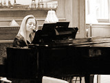 Laura performing as a wedding singer in London